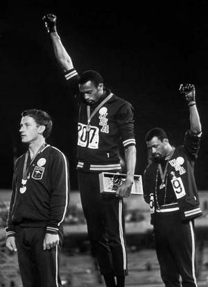 Olimpiadi 1968: i pugni chiusi di John Carlos e Tommie Smith
