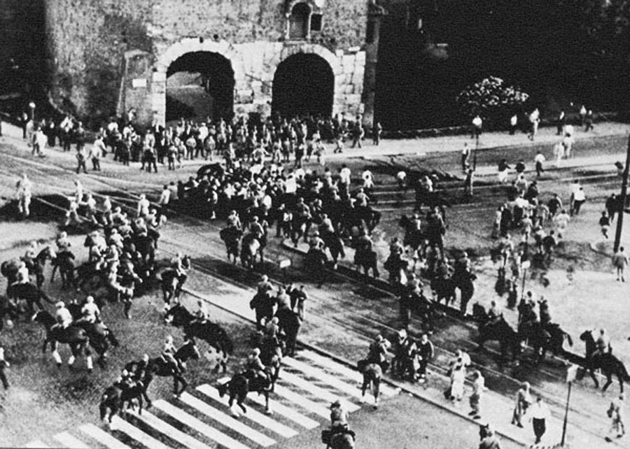 Roma 6 luglio 1960. Contro i manifestanti furono lanciati alcuni reparti di Carabinieri a cavallo, al comando di Raimondo D'Inzeo, che quello stesso anno vincerà le Olimpiadi