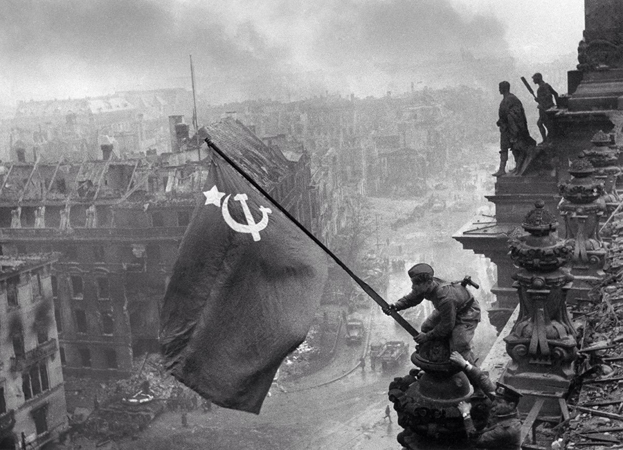 maggio 1945, la bandiera rossa sul Reichstag