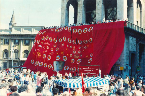 forse la più grande bandiera rossa esistente, formata da quasi cento bandiere rosse (Milano, 1992, foto di Valentino Filippetti, che ringraziamo)