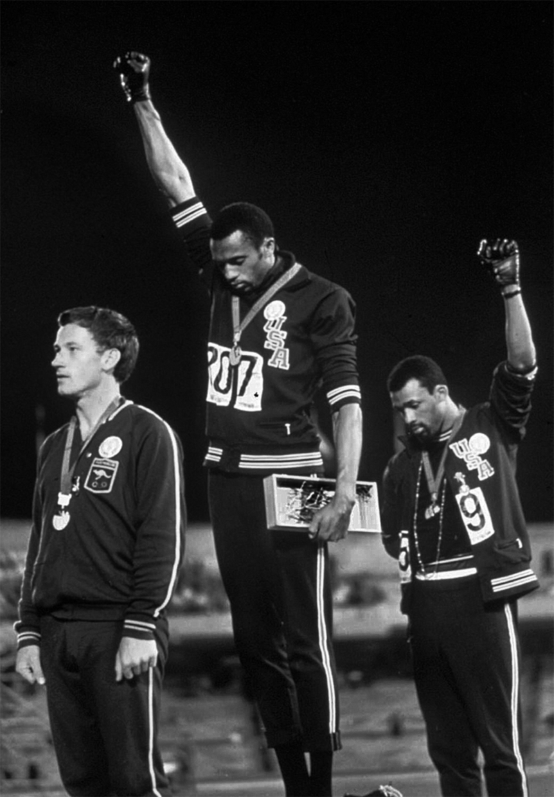 Messico, Olimpiadi, 16 ottobre 1968: Tommie Smith e John Carlos, primo e terzo nella finale maschile dei 200 metri, salutano col pugno