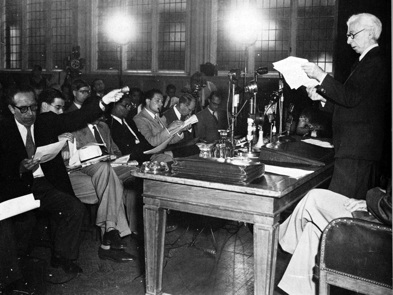 1955, Russell presenta alla stampa il Manifesto Russell-Einstein contro la proliferazione nuclerare