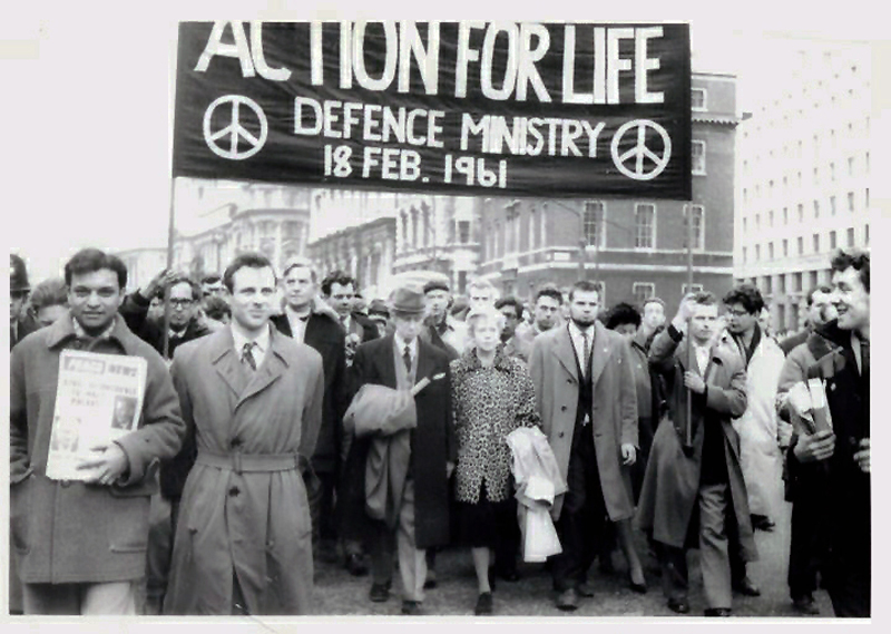 Londra, febbraio 1961: Bertrand Russell a una manifestazione per il disarmo nucleare. In questa occasione Russell venne arrestato, processato e condannato a due mesi di reclusione; che scontò essendosi rifiutato di accettare la proposta dei giudici: niente carcere se lui avesse promesso di tenere in futuro 'un comportamento corretto'