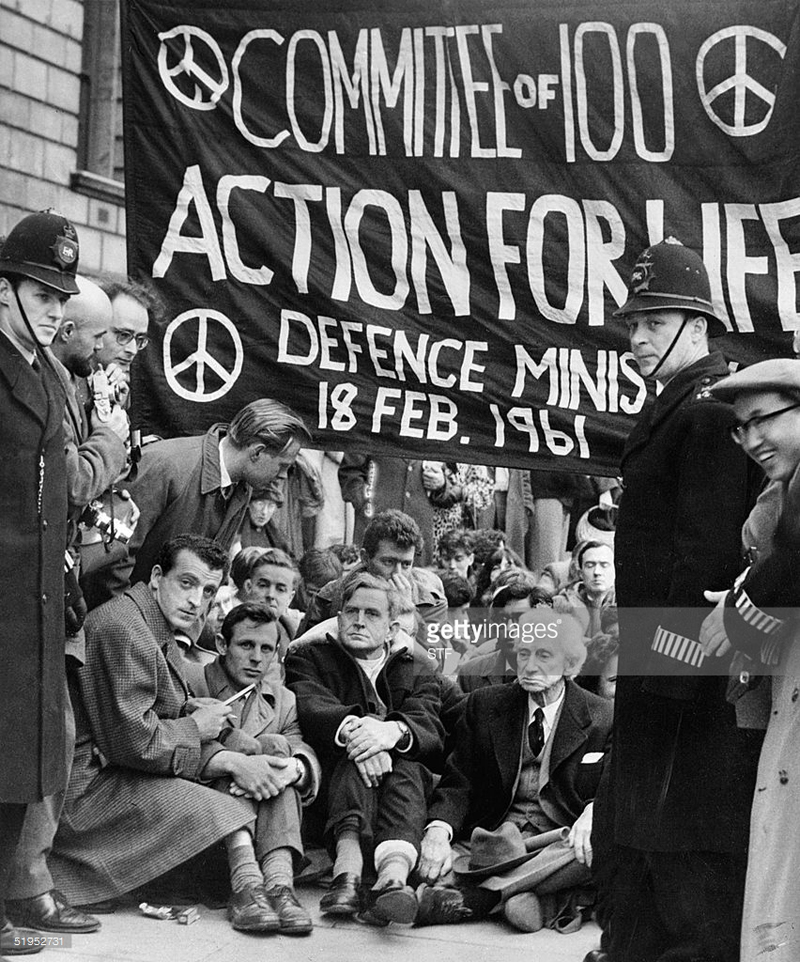 Londra, febbraio 1961: Bertrand Russell a una manifestazione per il disarmo nucleare. In questa occasione Russell venne arrestato, processato e condannato a due mesi di reclusione; che scontò essendosi rifiutato di accettare la proposta dei giudici: niente carcere se lui avesse promesso di tenere in futuro 'un comportamento corretto'