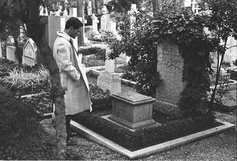 Pasolini sulla tomba di Gramsci, Roma, Cimitero degli Inglesi (clic: Pasolini legge 'Le ceneri di Gramsci'