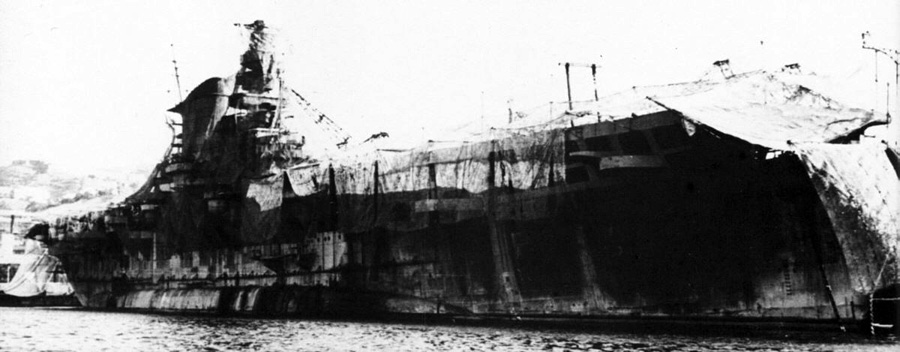 Genova, 1942: la portaerei Aquila (che non fu mai ultimata) mimetizzata, durante l'allestimento (grazie a: http://digilander.libero.it/planciacomando/)