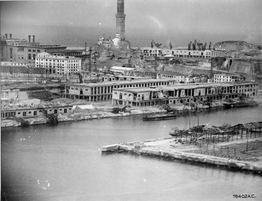 Genova, 1944: zona del porto dopo un bombardamento alleato (grazie a: https://abmceducation.org/)