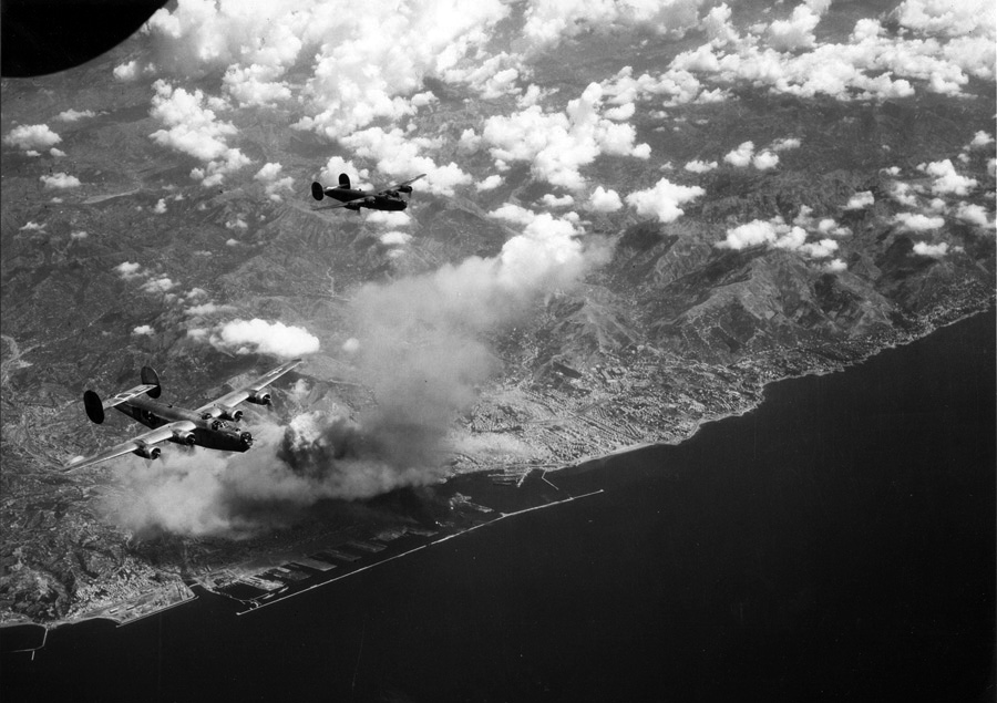 Genova, 1944: bombardieri americani B-24 Liberator (grazie a: https://abmceducation.org/)