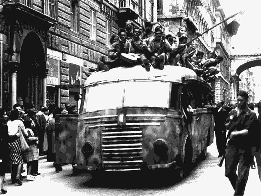 Genova, 25 aprile 1945: le formazioni partigiane sfilano in via XX Settembre