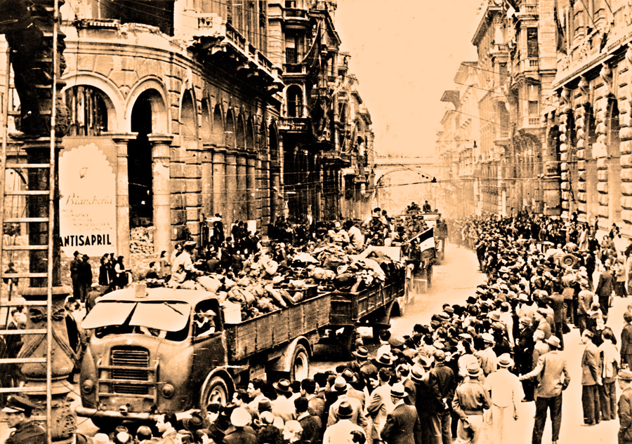 Genova, 25 aprile 1945: le formazioni partigiane sfilano in via XX Settembre