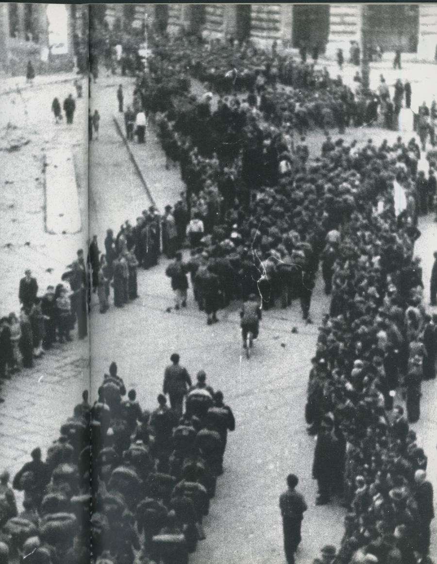 Genova, 25 aprile 1945: le brigate partigiane entrano in città - da Il generale e l'operaio, Genova, 2009