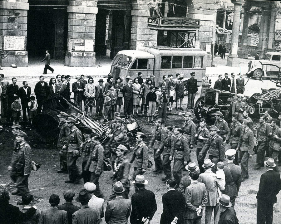 Genova, piazza De Ferrari: 26 aprile 1945: prigionieri tedeschi - da Il generale e l'operaio, Genova, 2009