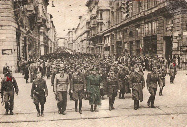 Genova, 26 aprile 1945: dopo la resa il gen. Meinhold e le sue truppe vengono fatti sfilare in via XX Settembre - grafica di Davide Canazza