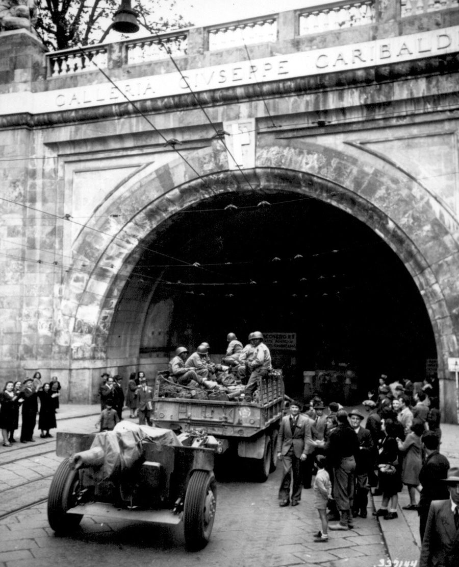 Genova, galleria Garibaldi, 27 aprile 1945: soldati della 92a Divisione di Fanteria ”Buffalo Soldier” dell'US Army al comando del gen. Ned Almond