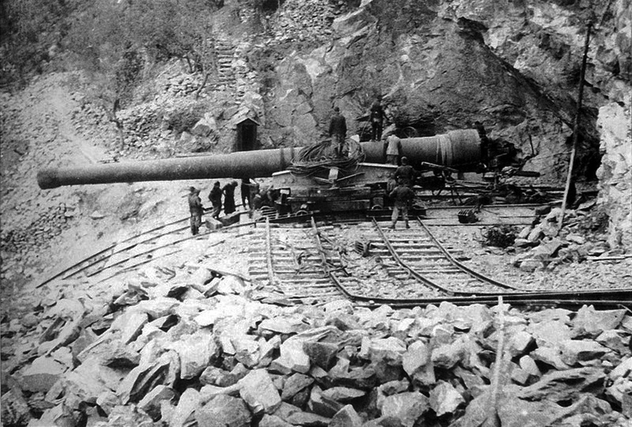 Genova, 1945: una delle batterie tedesche (cannone da 381/40) piazzate sul Monte Moro, a est della città (grazie a: www.milistory.net - collezione E. Bagnasco)